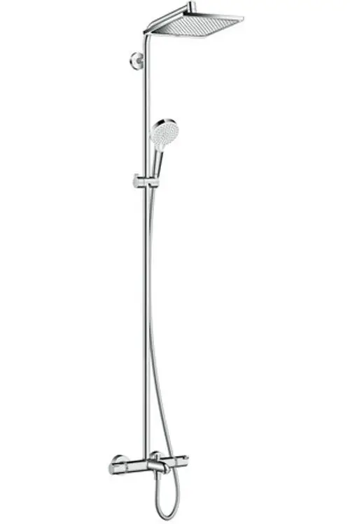 Hansgrohe Duschsystem mit Regenbrause und Handbrause, montiert an einer vertikalen Stange. Enthält einen Thermostat zur Temperaturregelung. In Chromoptik.
